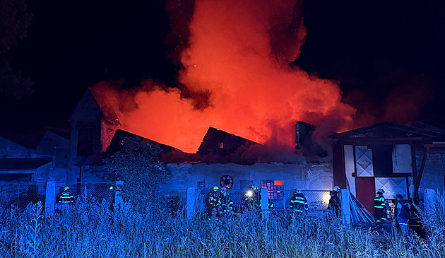 Na Náchodsku hořel sklad s hořlavým materiálem, škoda je 15 milionů