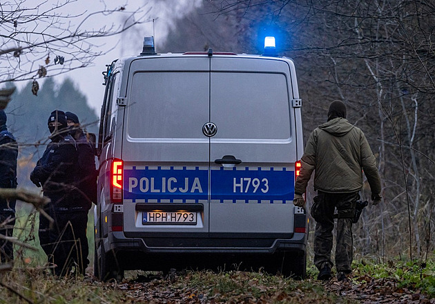 Na pole v Polsku spadl vojenský dron. Po explozi našli úlomky