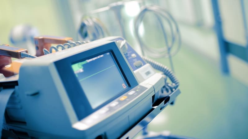 Masožravá bakterie napadla mladého Brita. Nyní se učí chodit, infekci spustilo banální zranění