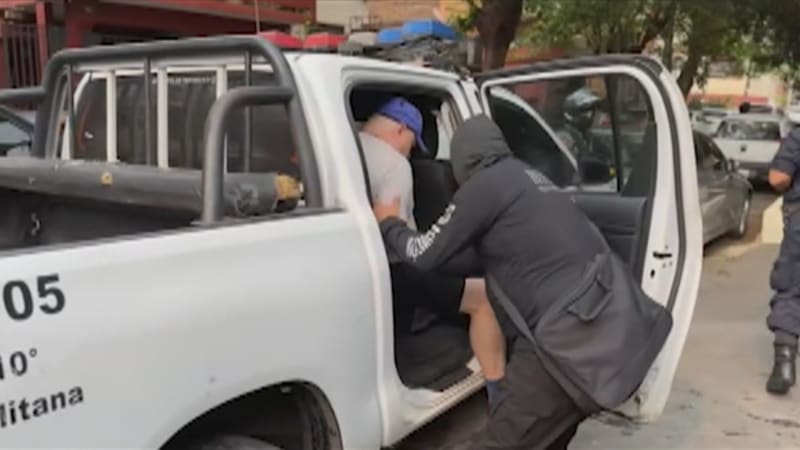 Uprchlý politik Petr Wolf je po 13 letech zpět v Česku. Eskorta ho dopravila z Jižní Ameriky