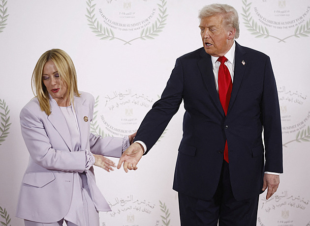 Jste krásná, velebil Trump Meloniovou. Ztrapnil Starmera a tahal se s Macronem