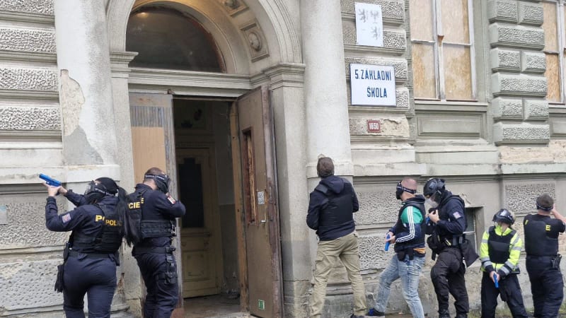Zásahovka vtrhla do špatné školy. Policejní cvičení na Děčínsku skončilo velkým nedorozuměním