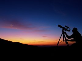 Lunární radioteleskopy mohou odhalit původ temné hmoty