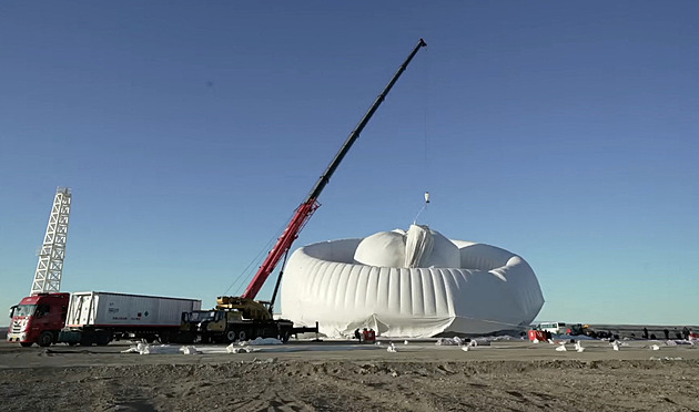 V Číně zkouší nafukovací větrnou turbínu. Má být rychle přemístitelná