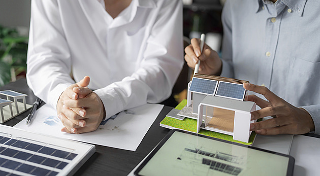 Elektrotechnici nad zlato. Na trhu jich je málo, firmy se o ně přetahují