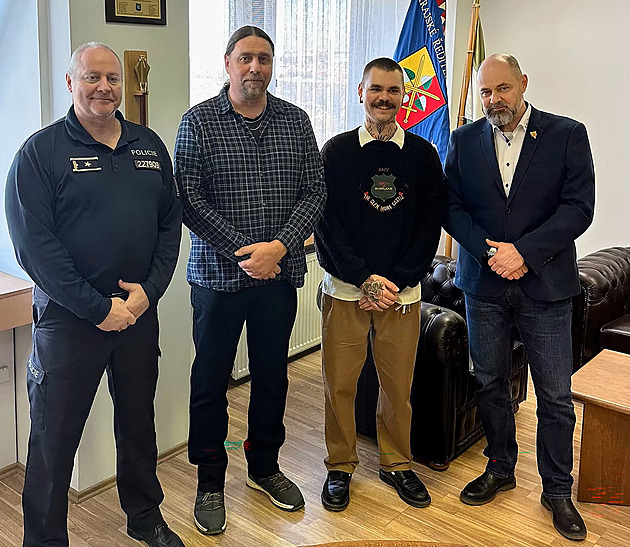 „Snažil jsem se je udržet nad hladinou.“ Na Hradě dostali medaile i zachránci životů