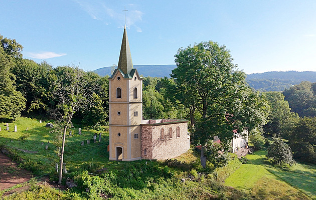 Ruinu kostela v Rudníku zpevní, věž dostane střechu i skleněný kříž