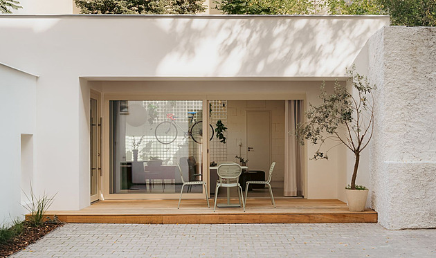 Ve vršovickém vnitrobloku vznikl díky skvělému nápadu industriální byt