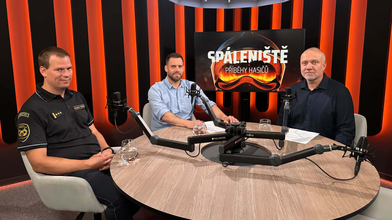 Spálil je vlastní pot. Hasiči bojovali s ohromným požárem na Karlovarsku