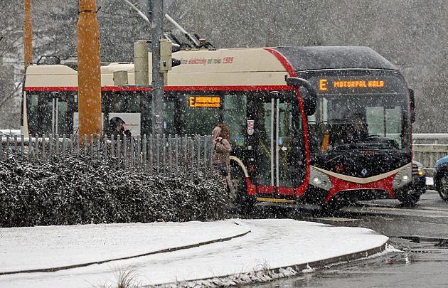 Silná námraza na trolejích komplikovala ranní dopravu v Jihlavě