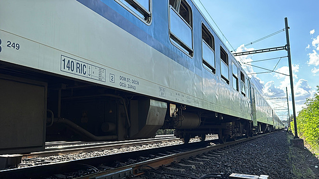 Provoz mezi Ústím nad Labem a Děčínem zastavila tragická nehoda. Vlak srazil člověka