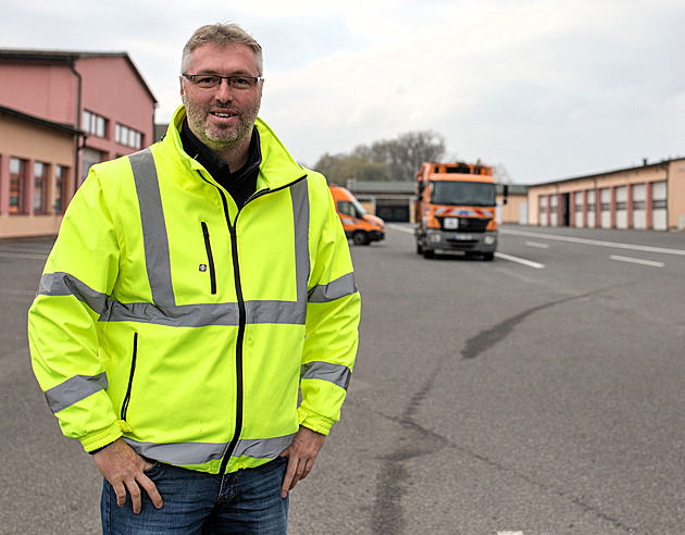 Černá a vysušená dálnice při sněžení? Mylná představa řidičů, říká silničář