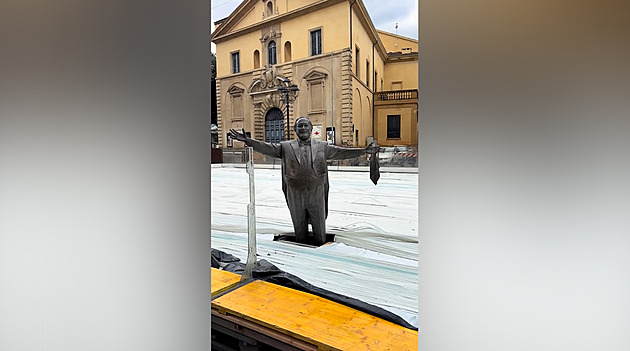 Socha Pavarottiho po kolena v ledu rozčílila vdovu. Zesměšnili jste ho, volala