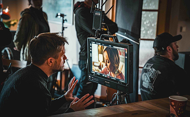 KOMENTÁŘ: Děti, vločky a slzy. Jen Mádl dokáže z vánoční reklamy vykouzlit film