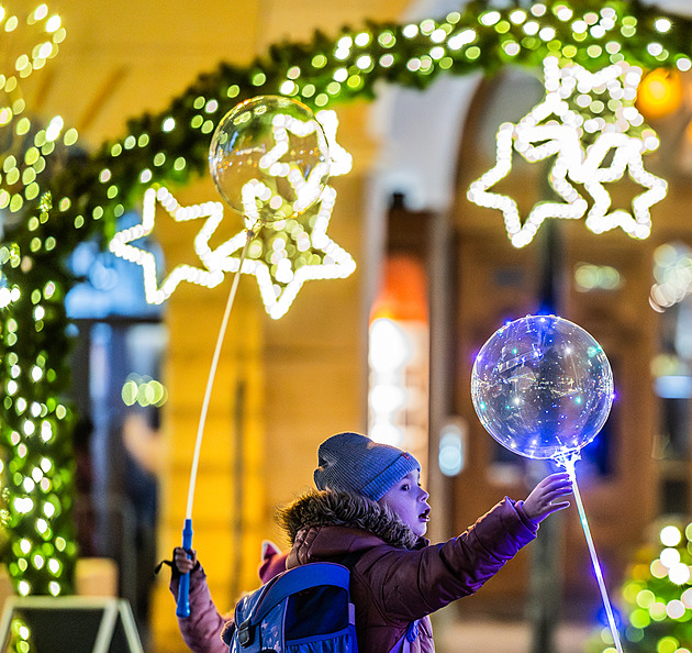 Čokoláda, punč, kolotoč i kluziště. Adventní trhy v Hradci drží laťku