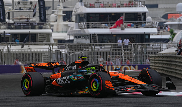 Norris v Abú Zabí ovládl úvodní tréninky klíčové Velké ceny, Verstappen druhý