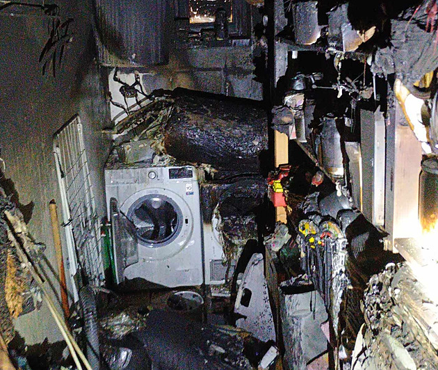 Štěstí v neštěstí. Požár domu v Jindřichově Hradci uhasil prohořelý bojler, škoda je i tak značná