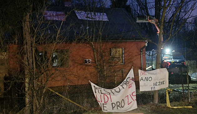 V kolonii Bedřiška zasahuje policie. Dům, který bránili aktivisté, jde k zemi