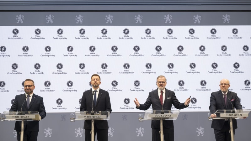 Fiala označil svou vládu za úspěšnou. Babišovi hodlá předat brožuru o stavu země