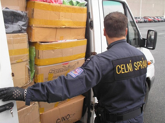 Tak kolik toho vezete? Celníky u hranic zajímá alkohol, u Polska zabavují tabák