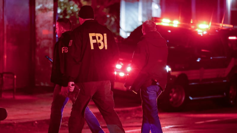 Policie zveřejnila video podezřelého z masové střelby na univerzitě v USA. Stále uniká