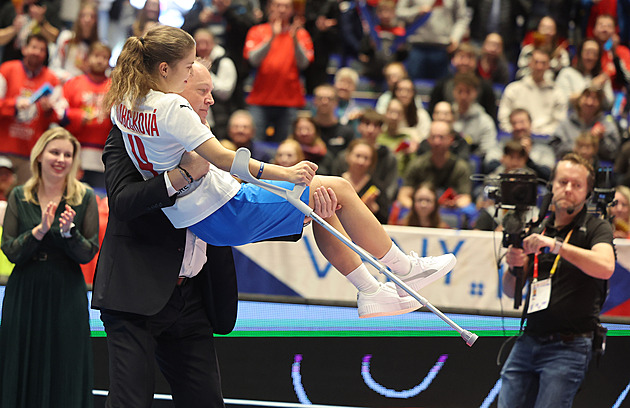 Krásné gesto na závěr MS. Zraněnou českou kapitánku nesla na pódium sokyně