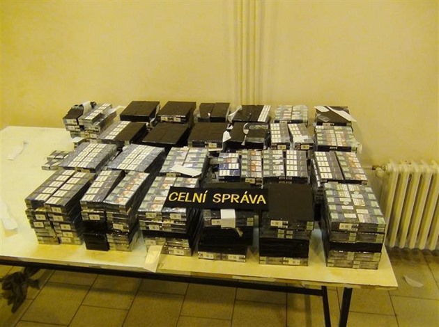 Celníci rozbili na jihu Moravy obří nelegální výrobnu cigaret, zadrželi 20 lidí