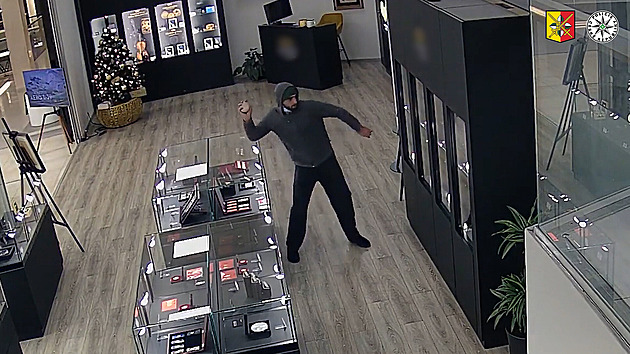 Zloděj kamenem rozbil vitrínu, zmizel se zlatem za miliony. Firma zveřejnila detaily