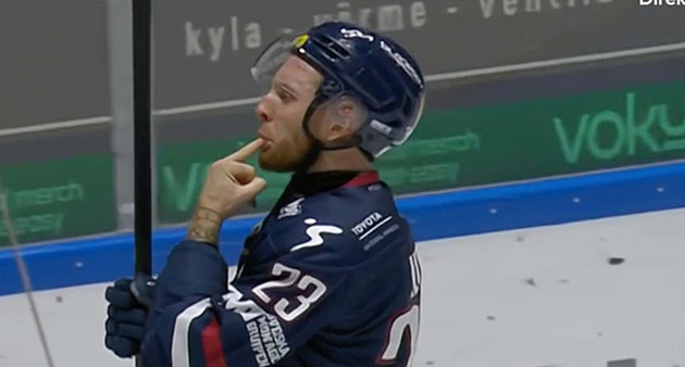 Prostředníček do úst. Gesto hokejového provokatéra pobouřilo švédské fanoušky