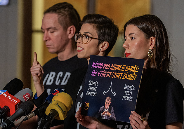 O kolik by snížili plat? Piráti chtějí trestat členy vlády za absence při interpelacích