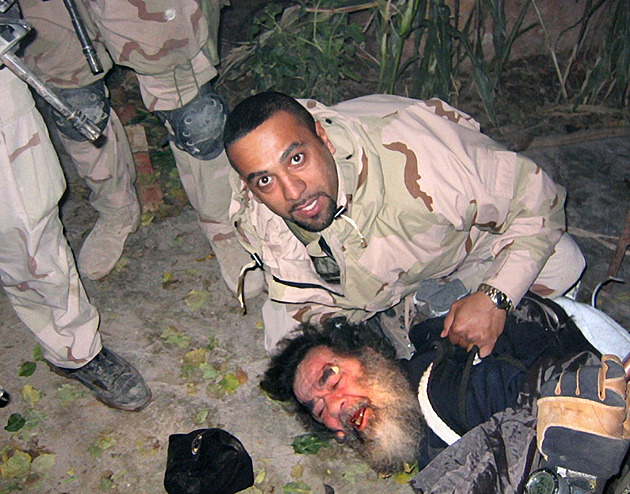 Saddáma zkopal a poplival. A pak se s dopadeným diktátorem triumfálně vyfotil