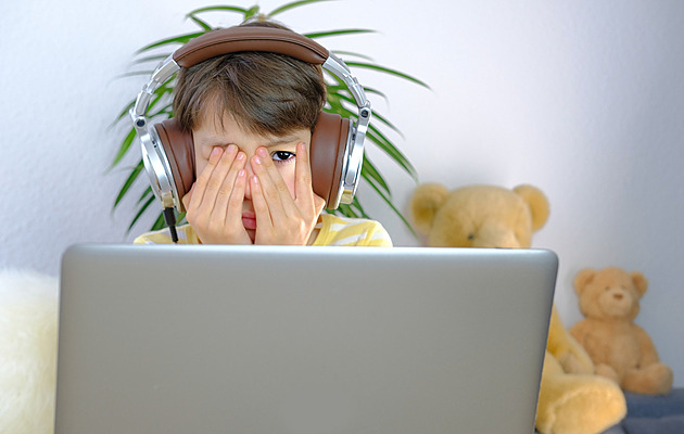 Kyberšikana sílí, navrhované omezení mobilů ve školách má snížit její riziko