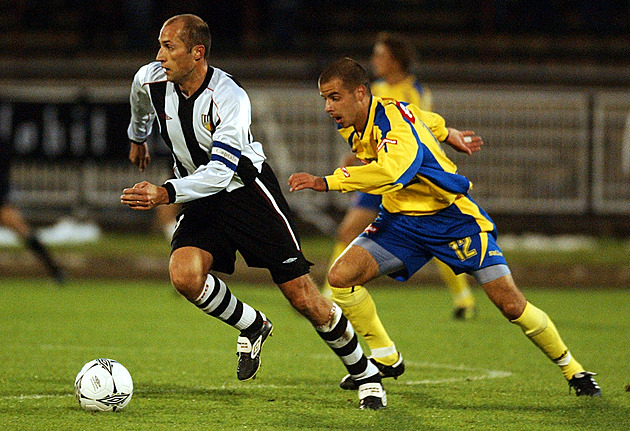 Nechodily výplaty, místo ionťáků pili čaj. Zemánek vypráví o Hradci nad propastí