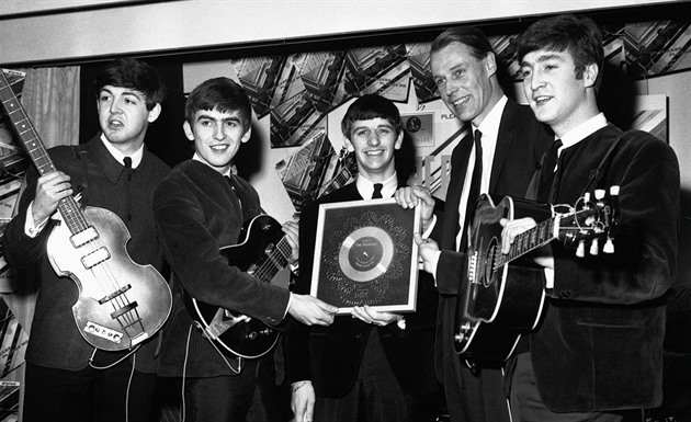 Před 100 lety se narodil George Martin, „pátý“ člen legendárních The Beatles
