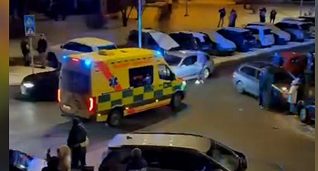 Řidič, který blokoval sanitku, se ozval policii. Popsal, proč stál tak nešikovně