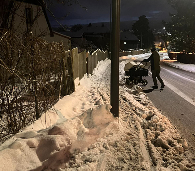 VIDEO: Kdo to plánoval? Novou lampu umístili přímo doprostřed chodníku