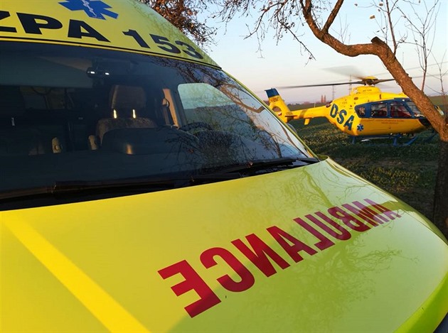 Dívka se na školních toaletách pokusila o sebevraždu, oživovala ji učitelka