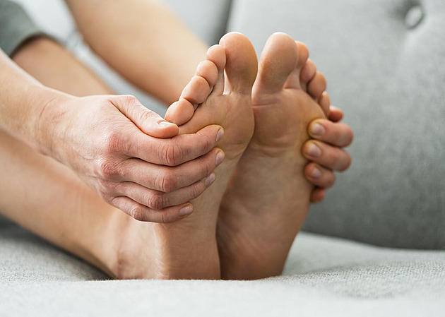 Ploché nohy netrápí jen děti. Jak je poznat a co s nimi dělat