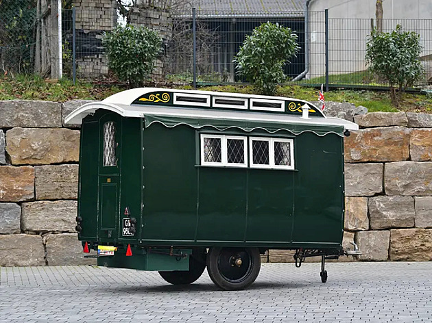 Z kurníku do aukce. Stoletý karavan ze staré Anglie je sběratelským hitem