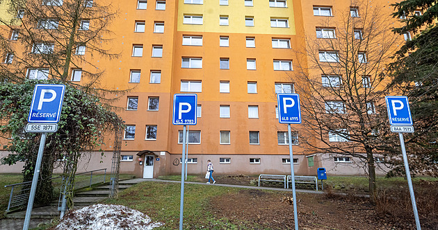 Konec vyhrazených stání v Liberci? Je jich příliš, město upraví systém parkování