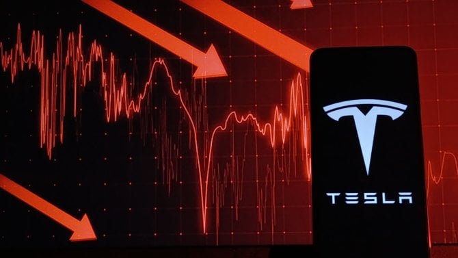 Tesle loni klesl zisk o 46 %. Musk zavádí měsíční předplatné za základní funkci jeho elektroaut
