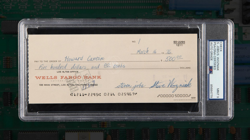 První šek od Applu má nového majitele. Sběratel ho získal za astronomickou sumu