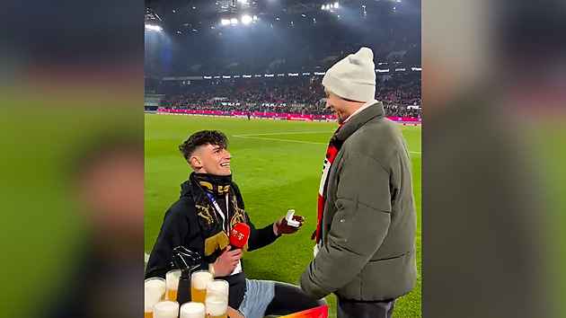 Rozhodčí požádal přítele o ruku přímo na hřišti. Zásnuby sledoval zaplněný stadion