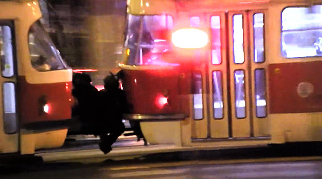 VIDEO: Školáci se vozili na spřáhle tramvaje, riskantní zábavu natočily kamery