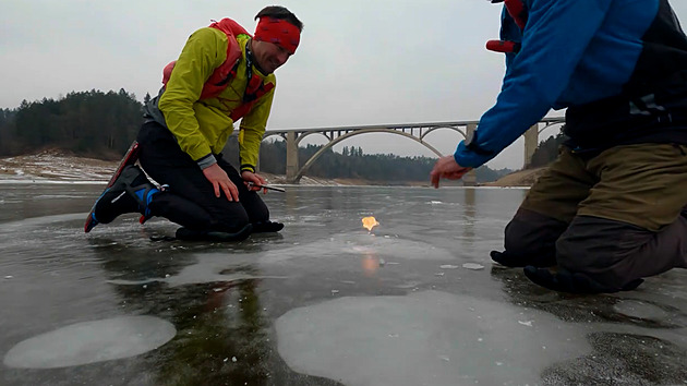 Na Orlíku „hoří“ led. Vědci přišli s vysvětlením, co za tím stojí