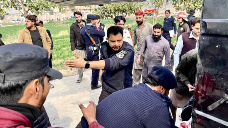 Útočník odpálil bombu během bohoslužby. V pákistánské mešitě zemřely desítky lidí