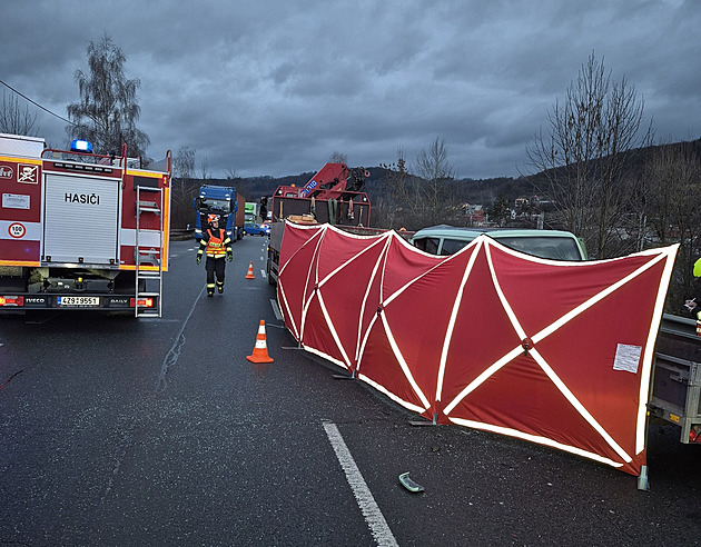 Tragická nehoda u Vsetína. Na vytížené silnici I/57 se tvořily dlouhé kolony