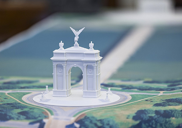 Bude největší, řekl o oblouku Nezávislosti Trump. Může překážet letadlům