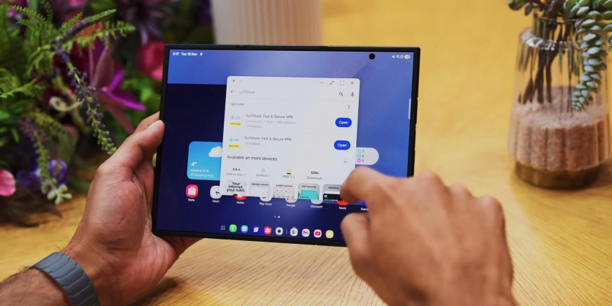 Nejdražší Samsung v historii má problém: uživatelé TriFoldu si stěžují na displeji