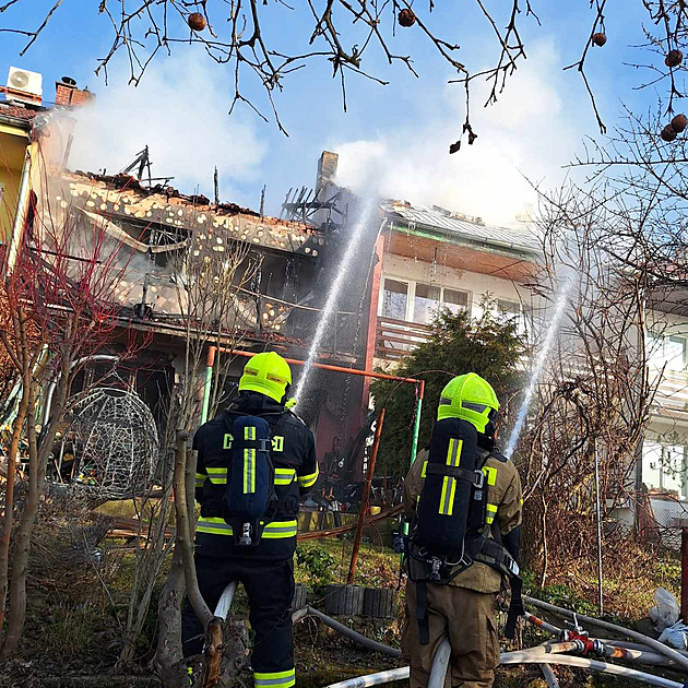 Hasiči likvidují požár domu v Litvínově. Oheň se rozšířil na vedlejší střechu